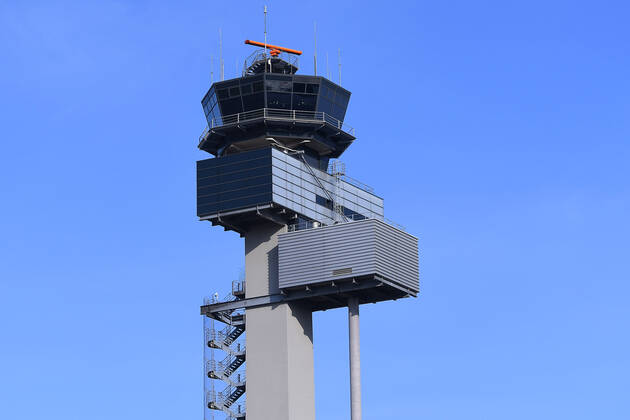 Coronavirus - Flughafen Düsseldorf 27.04.2020, Nordrhein-Westfalen, Düsseldorf: Tower des Flughafens Düsseldorf