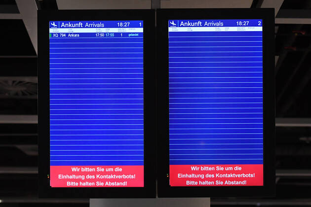 Coronavirus - Flughafen Düsseldorf 27.04.2020, Nordrhein-Westfalen, Düsseldorf: Anzeigetafel - Ankunft Arrivals