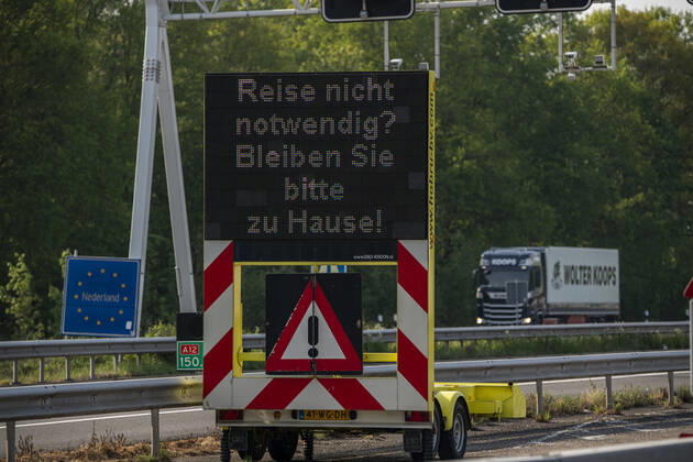 Deutsch Niederländische Grenze bei Emmerich-Elten, Autobahn A3, Signaltafel bittet die Reisenden, nur notwendige Fahrten in die Niederlande zu unternehmen, Auswirkungen der Coronakrise in Deutschland,