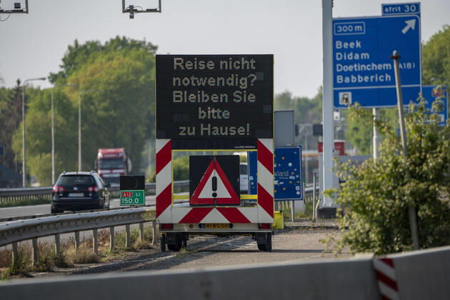 News Bilder des Tages Deutsch Niederländische Grenze bei Emmerich-Elten, Autobahn A3, Signaltafel bittet die Reisenden, nur notwendige Fahrten in die Niederlande zu unternehmen, Auswirkungen der Coronakrise in Deutschland,