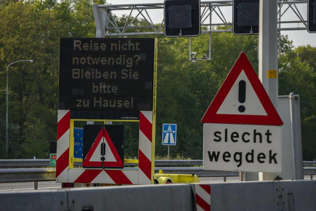 Deutsch Niederländische Grenze bei Emmerich-Elten, Autobahn A3, Signaltafel bittet die Reisenden, nur notwendige Fahrten in die Niederlande zu unternehmen, Auswirkungen der Coronakrise in Deutschland,