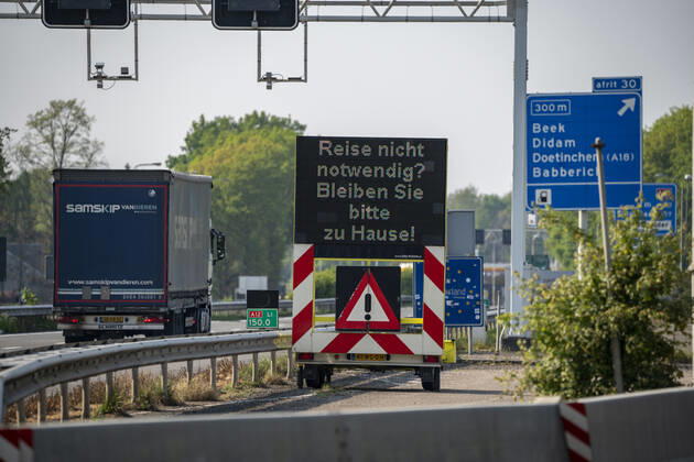 Deutsch Niederländische Grenze bei Emmerich-Elten, Autobahn A3, Signaltafel bittet die Reisenden, nur notwendige Fahrten in die Niederlande zu unternehmen, Auswirkungen der Coronakrise in Deutschland,