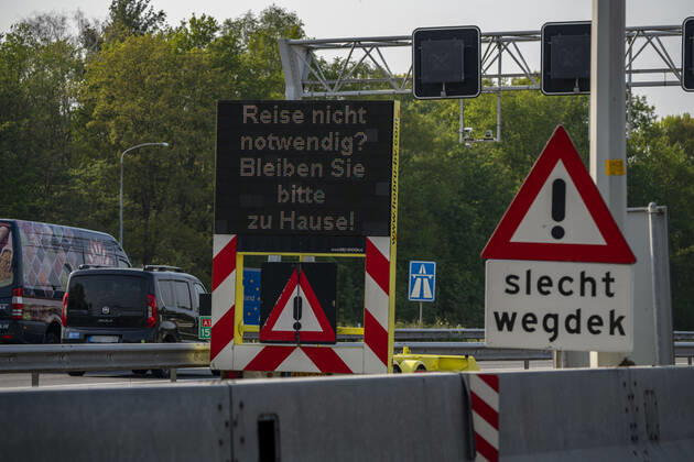 Deutsch Niederländische Grenze bei Emmerich-Elten, Autobahn A3, Signaltafel bittet die Reisenden, nur notwendige Fahrten in die Niederlande zu unternehmen, Auswirkungen der Coronakrise in Deutschland,