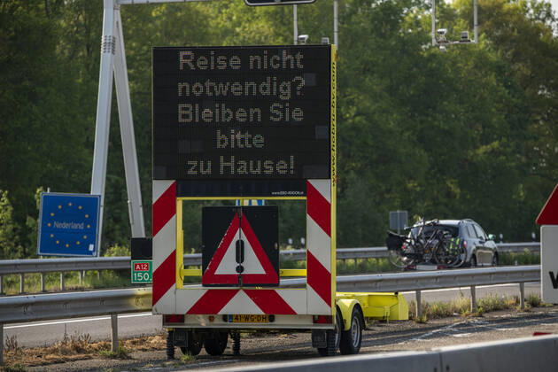 Deutsch Niederländische Grenze bei Emmerich-Elten, Autobahn A3, Signaltafel bittet die Reisenden, nur notwendige Fahrten in die Niederlande zu unternehmen, Auswirkungen der Coronakrise in Deutschland,