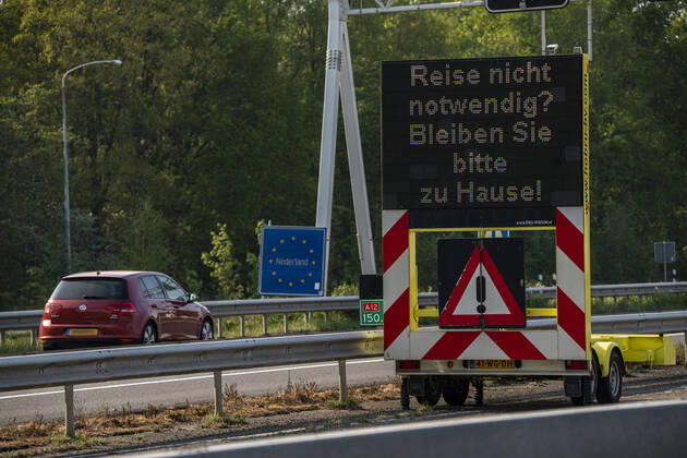 Deutsch Niederländische Grenze bei Emmerich-Elten, Autobahn A3, Signaltafel bittet die Reisenden, nur notwendige Fahrten in die Niederlande zu unternehmen, Auswirkungen der Coronakrise in Deutschland,