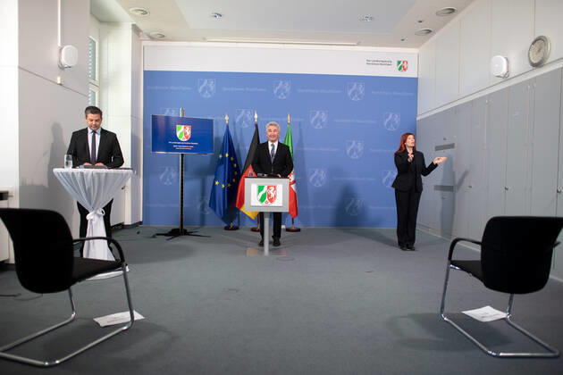 Andreas Pinkwart (FDP), Wirtschaftsminister von Nordrhein-Westfalen, spricht während einer Pressekonferenz. Daneben übersetzt eine Gebärdendolmetscherin. Die Landesregierung berichtet die aktuelle Lage und die Maßnahmen der Landesregierung im Rahmen der Corona-Pandemie.