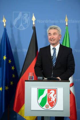 Andreas Pinkwart (FDP), Wirtschaftsminister von Nordrhein-Westfalen, spricht während einer Pressekonferenz. Die Landesregierung berichtet die aktuelle Lage und die Maßnahmen der Landesregierung im Rahmen der Corona-Pandemie.