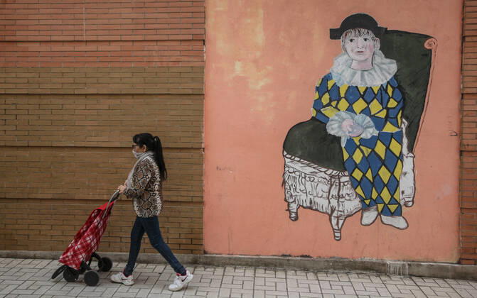 April 27, 2020: 27 April 2020 (Malaga) Citizens wearing masks will make daily purchases under security measures by the coronavirus - ZUMAc161 20200427_zap_c161_085 Copyright: xLorenzoxCarnerox