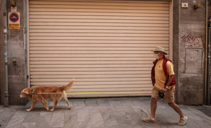 April 27, 2020: 27 April 2020 (Malaga) man walks his dog with mask during the coronavirus crisis - ZUMAc161 20200427_zap_c161_088 Copyright: xLorenzoxCarnerox