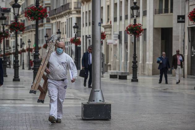 April 27, 2020: 27 April 2020 (Malaga) mask worker on the street during the coronavirus crisis - ZUMAc161 20200427_zap_c161_089 Copyright: xLorenzoxCarnerox
