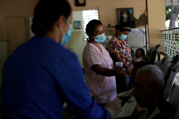 Workers at the Bolivar Home asylum give breakfast to elderly residents, in Panama City, Panama, 27 April 2020. Panama with 165 deaths and 5,779 infections by COVID-19 has not registered, until now, any case in nursing homes. Uncommon fact compared to other countries in the world where the coronavirus has claimed the lives of thousands of older people. In the Bolivar Home, run by nuns, there are 109 older adults who meet the indefinite quarantine decreed by the Government of Panama on March 25, as one of the measures of social distancing to contain the spread of the virus. None of them wear a mask, only the nurses and caregivers of the residence, who, dressed in blue and white uniforms and hair tied up at the nape of the neck, go to their jobs every day. Nursing homes in Panama, free of the deadly COVID-19 !ACHTUNG: NUR REDAKTIONELLE NUTZ  Copyright: xBienvenidoxVelascox AME6089 20200428-637236311459709338
