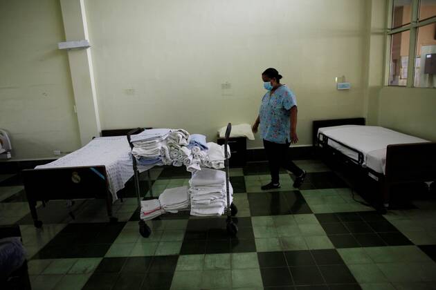 Natalia Murillo performs cleaning in one of the rooms at the Bolivar Home asylum, in Panama City, Panama, 27 April 2020. Panama with 165 deaths and 5,779 infections by COVID-19 has not registered, until now, any case in nursing homes. Uncommon fact compared to other countries in the world where the coronavirus has claimed the lives of thousands of older people. In the Bolivar Home, run by nuns, there are 109 older adults who meet the indefinite quarantine decreed by the Government of Panama on March 25, as one of the measures of social distancing to contain the spread of the virus. None of them wear a mask, only the nurses and caregivers of the residence, who, dressed in blue and white uniforms and hair tied up at the nape of the neck, go to their jobs every day. Nursing homes in Panama, free of the deadly COVID-19 !ACHTUNG: NUR REDAKTIO  Copyright: xBienvenidoxVelascox AME6106 20200428-637236312073803130