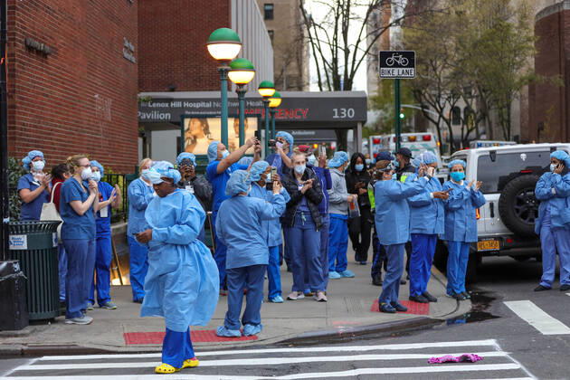 April 27, 2020, New York, New York, USA: Health professionals are honored by residents and firefighters outside a Manhattan hospital in New York City during the Coronavirus COVID-19 pandemic in the United States. New York USA - ZUMAc233 20200427_zsp_c233_007 Copyright: xVanessaxCarvalhox