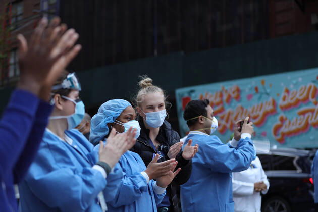April 27, 2020, New York, New York, USA: Health professionals are honored by residents and firefighters outside a Manhattan hospital in New York City during the Coronavirus COVID-19 pandemic in the United States. New York USA - ZUMAc233 20200427_zsp_c233_017 Copyright: xVanessaxCarvalhox