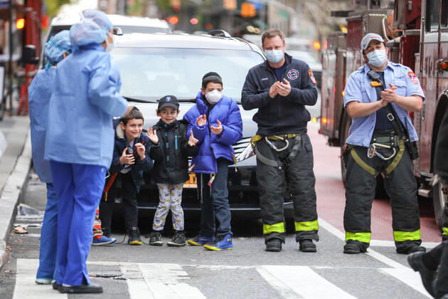 April 27, 2020, New York, New York, USA: Health professionals are honored by residents and firefighters outside a Manhattan hospital in New York City during the Coronavirus COVID-19 pandemic in the United States. New York USA - ZUMAc233 20200427_zsp_c233_024 Copyright: xVanessaxCarvalhox
