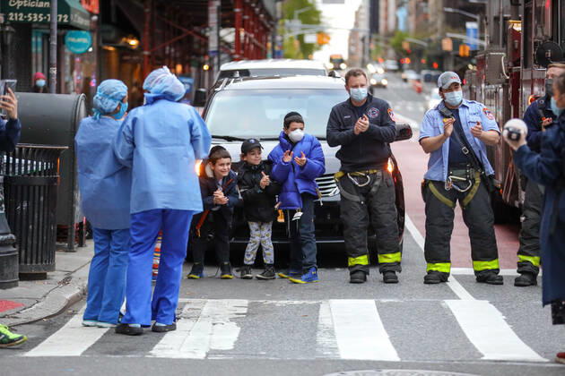 April 27, 2020, New York, New York, USA: Health professionals are honored by residents and firefighters outside a Manhattan hospital in New York City during the Coronavirus COVID-19 pandemic in the United States. New York USA - ZUMAc233 20200427_zsp_c233_031 Copyright: xVanessaxCarvalhox