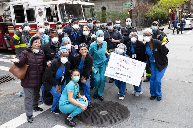 April 27, 2020, New York, NY, U.S: April 27, 2020 - New York, NY, United States: New York City Firemen and people working at Mount Sinai Morningside hospital standing at the corner of West 113th Street and Amsterdam Avenue clapping and cheering at 7:00pm for frontline and essential workers facing the Coronavirus. New York U.S. - ZUMAb161 20200427_zap_b161_017 Copyright: xMichaelxBrochsteinx
