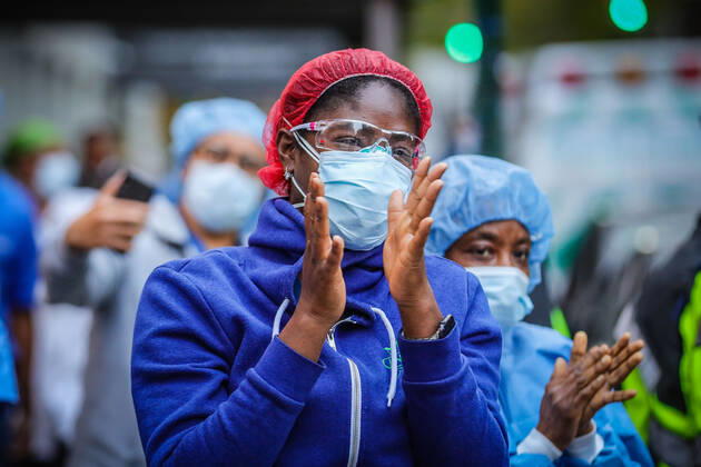April 27, 2020, New York, NEW YORK, USA: Health professionals are honored by residents and firefighters outside a Manhattan hospital in New York City on Monday during the Coronavirus COVID-19 pandemic in the United States. New York USA - ZUMAc233 20200427_zsp_c233_036 Copyright: xVanessaxCarvalhox