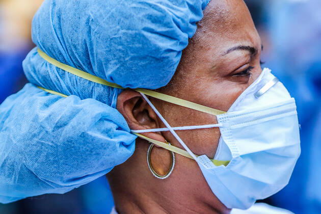 April 27, 2020, New York, NEW YORK, USA: Health professionals are honored by residents and firefighters outside a Manhattan hospital in New York City on Monday during the Coronavirus COVID-19 pandemic in the United States. New York USA - ZUMAc233 20200427_zsp_c233_038 Copyright: xVanessaxCarvalhox
