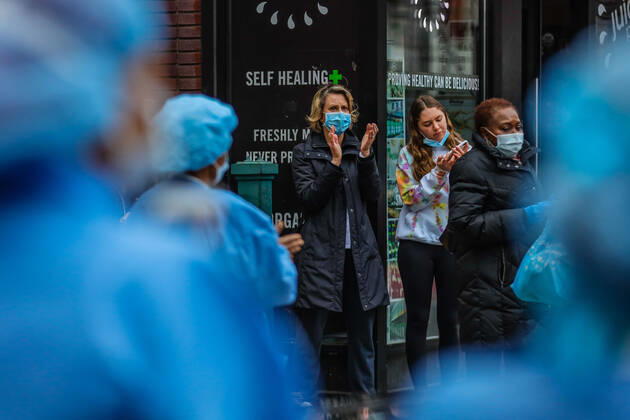 April 27, 2020, New York, NEW YORK, USA: Health professionals are honored by residents and firefighters outside a Manhattan hospital in New York City on Monday during the Coronavirus COVID-19 pandemic in the United States. New York USA - ZUMAc233 20200427_zsp_c233_039 Copyright: xVanessaxCarvalhox