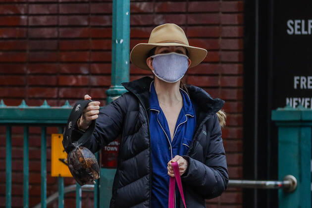 April 27, 2020, New York, NEW YORK, USA: Health professionals are honored by residents and firefighters outside a Manhattan hospital in New York City on Monday during the Coronavirus COVID-19 pandemic in the United States. New York USA - ZUMAc233 20200427_zsp_c233_040 Copyright: xVanessaxCarvalhox