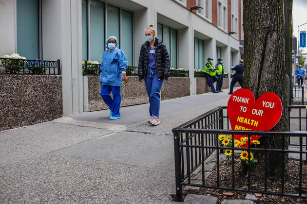 April 27, 2020, New York, NEW YORK, USA: Health professionals are honored by residents and firefighters outside a Manhattan hospital in New York City on Monday during the Coronavirus COVID-19 pandemic in the United States. New York USA - ZUMAc233 20200427_zsp_c233_042 Copyright: xVanessaxCarvalhox