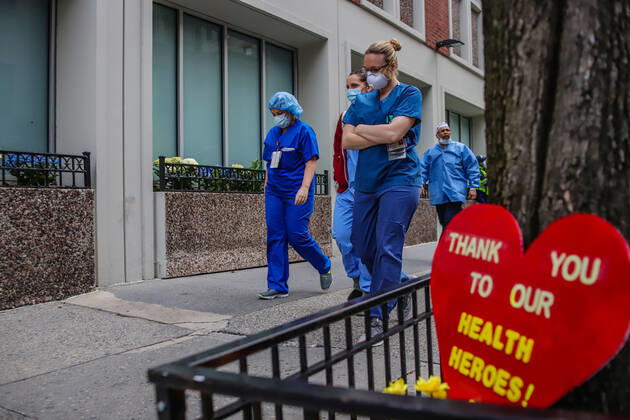 April 27, 2020, New York, NEW YORK, USA: Health professionals are honored by residents and firefighters outside a Manhattan hospital in New York City on Monday during the Coronavirus COVID-19 pandemic in the United States. New York USA - ZUMAc233 20200427_zsp_c233_043 Copyright: xVanessaxCarvalhox