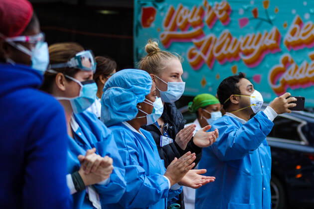 April 27, 2020, New York, NEW YORK, USA: Health professionals are honored by residents and firefighters outside a Manhattan hospital in New York City on Monday during the Coronavirus COVID-19 pandemic in the United States. New York USA - ZUMAc233 20200427_zsp_c233_044 Copyright: xVanessaxCarvalhox