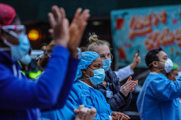 April 27, 2020, New York, NEW YORK, USA: Health professionals are honored by residents and firefighters outside a Manhattan hospital in New York City on Monday during the Coronavirus COVID-19 pandemic in the United States. New York USA - ZUMAc233 20200427_zsp_c233_045 Copyright: xVanessaxCarvalhox
