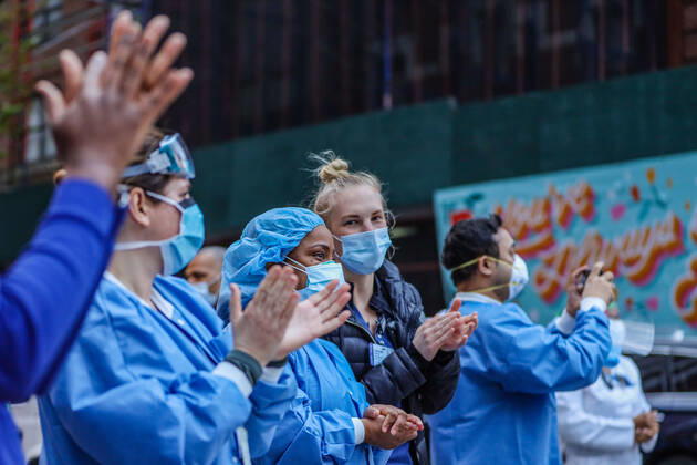 April 27, 2020, New York, NEW YORK, USA: Health professionals are honored by residents and firefighters outside a Manhattan hospital in New York City on Monday during the Coronavirus COVID-19 pandemic in the United States. New York USA - ZUMAc233 20200427_zsp_c233_046 Copyright: xVanessaxCarvalhox