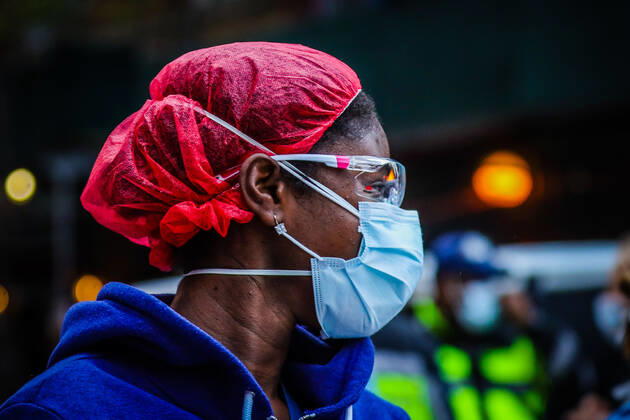 April 27, 2020, New York, NEW YORK, USA: Health professionals are honored by residents and firefighters outside a Manhattan hospital in New York City on Monday during the Coronavirus COVID-19 pandemic in the United States. New York USA - ZUMAc233 20200427_zsp_c233_048 Copyright: xVanessaxCarvalhox