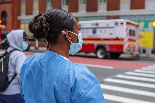 April 27, 2020, New York, NEW YORK, USA: Health professionals are honored by residents and firefighters outside a Manhattan hospital in New York City on Monday during the Coronavirus COVID-19 pandemic in the United States. New York USA - ZUMAc233 20200427_zsp_c233_051 Copyright: xVanessaxCarvalhox