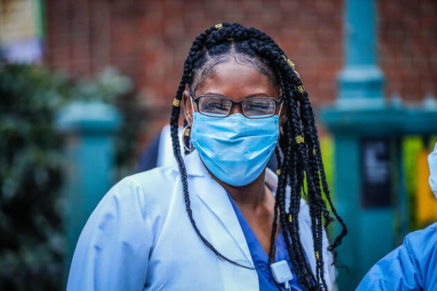 April 27, 2020, New York, NEW YORK, USA: Health professionals are honored by residents and firefighters outside a Manhattan hospital in New York City on Monday during the Coronavirus COVID-19 pandemic in the United States. New York USA - ZUMAc233 20200427_zsp_c233_052 Copyright: xVanessaxCarvalhox