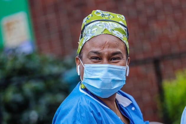 April 27, 2020, New York, NEW YORK, USA: Health professionals are honored by residents and firefighters outside a Manhattan hospital in New York City on Monday during the Coronavirus COVID-19 pandemic in the United States. New York USA - ZUMAc233 20200427_zsp_c233_053 Copyright: xVanessaxCarvalhox