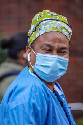 April 27, 2020, New York, NEW YORK, USA: Health professionals are honored by residents and firefighters outside a Manhattan hospital in New York City on Monday during the Coronavirus COVID-19 pandemic in the United States. New York USA - ZUMAc233 20200427_zsp_c233_054 Copyright: xVanessaxCarvalhox