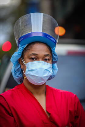 April 27, 2020, New York, NEW YORK, USA: Health professionals are honored by residents and firefighters outside a Manhattan hospital in New York City on Monday during the Coronavirus COVID-19 pandemic in the United States. New York USA - ZUMAc233 20200427_zsp_c233_055 Copyright: xVanessaxCarvalhox