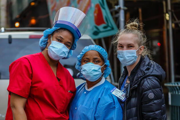 April 27, 2020, New York, NEW YORK, USA: Health professionals are honored by residents and firefighters outside a Manhattan hospital in New York City on Monday during the Coronavirus COVID-19 pandemic in the United States. New York USA - ZUMAc233 20200427_zsp_c233_056 Copyright: xVanessaxCarvalhox