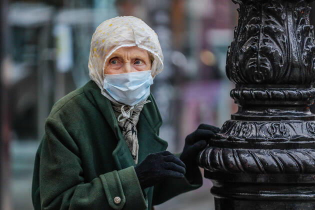 April 27, 2020, New York, NEW YORK, USA: Health professionals are honored by residents and firefighters outside a Manhattan hospital in New York City on Monday during the Coronavirus COVID-19 pandemic in the United States. New York USA - ZUMAc233 20200427_zsp_c233_057 Copyright: xVanessaxCarvalhox