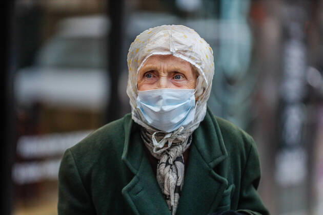 April 27, 2020, New York, NEW YORK, USA: Health professionals are honored by residents and firefighters outside a Manhattan hospital in New York City on Monday during the Coronavirus COVID-19 pandemic in the United States. New York USA - ZUMAc233 20200427_zsp_c233_058 Copyright: xVanessaxCarvalhox
