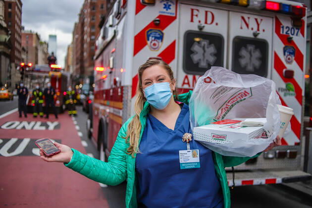 April 27, 2020, New York, NEW YORK, USA: Health professionals are honored by residents and firefighters outside a Manhattan hospital in New York City on Monday during the Coronavirus COVID-19 pandemic in the United States. New York USA - ZUMAc233 20200427_zsp_c233_060 Copyright: xVanessaxCarvalhox