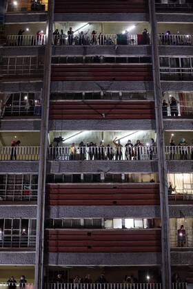 Habitants of the Multifamiliar Miguel Aleman give a serenade to the doctors, nurses and workers of the Hospital 20 de Noviembre in Mexico City, Mexico, 27 April 2020. Neighbors from a public hospital returned to their balconies and windows on Monday to acknowledge with applause, shouts and songs the efforts of doctors and nurses facing the COVID-19 pandemic in the Mexican capital. Neighbors of Mexican hospital applaud restrooms fighting COVID-19 !ACHTUNG: NUR REDAKTIONELLE NUTZUNG!  Copyright: xSashenkaxGutierrezx MEX403 20200428-637236517184499614