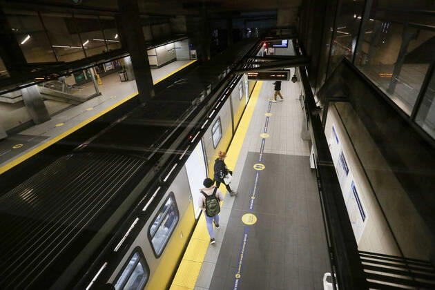 News Bilder des Tages (200427) -- VANCOUVER, April 27, 2020 (Xinhua) -- Passengers are seen on a platform at a Skytrain station in Vancouver, Canada, April 27, 2020. Metro Vancouver s transportation authority TransLink announced on Monday that it is laying off 1,492 workers with further reduction in services due to the massive downturn in ridership during the COVID-19 pandemic. As of Monday afternoon, there were 48,230 confirmed COVID-19 cases in Canada and 2,701 deaths. (Photo by Liang Sen Xinhua) CANADA-VANCOUVER-COVID-19-JOB CUTS 