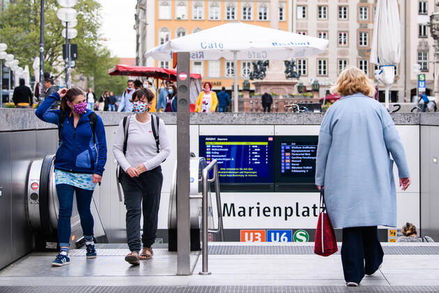 (200428) -- MUNICH, April 28, 2020 (Xinhua) -- Pedestrians wearing face masks are seen in Munich, Germany, April 27, 2020. In most German states, face masks or an equivalent mouth-and-nose cover have become mandatory on Monday when people travel by bus or train or go shopping. (Photo by Kevin Voigt Xinhua) GERMANY-MUNICH-COVID-19-FACE MASK 