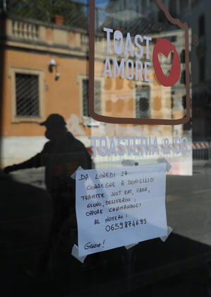 (200428) -- ROME, April 28, 2020 -- A man wearing a face mask walks past a closed toast shop in Rome, Italy, on April 27, 2020. The total number of infections, fatalities and recoveries in Italy stood at 199,414, which is 1,739 higher than the caseload on Sunday. The downward trend in new infections detected since last week continued on Monday. The number of COVID-19 patients in serious and critical conditions also kept declining, with 1,956 people currently in intensive care, down by 53 compared to Sunday, and 20,353 people hospitalized, down by 1,019. ) ITALY-ROME-COVID-19-CONFIRMED CASES ChengxTingting