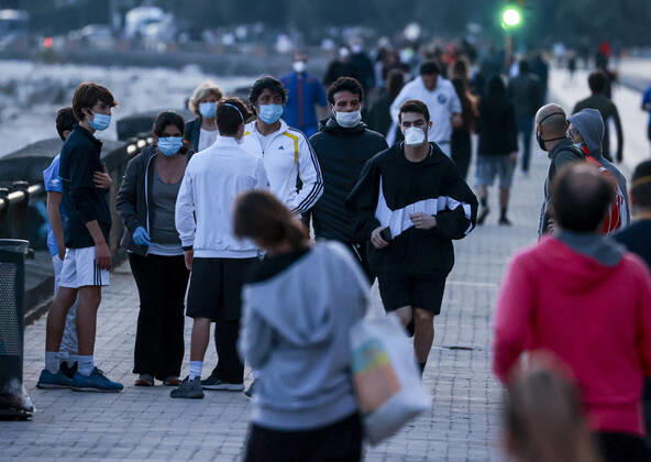 Naples 27-04-2020 Coronavirus emergency (COVID-19) first day of walking and jogging for the Neapolitans as ordered by the President of the Campania Region Vincenzo De Luca, in the photo the Lungomare invaded by people (Newfotosud Alessandro Garofalo) (Napolipress Alessandro Garofalo Fotogramma, Naples - 2020-04-27) p.s. la foto e utilizzabile nel rispetto del contesto in cui e stata scattata, e senza intento diffamatorio del decoro delle persone rappresentate  Copyright: xNapolipress AlessandroxGarofalox xFOTOGRAMMAx