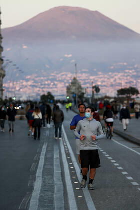 Naples 27-04-2020 Coronavirus emergency (COVID-19) first day of walking and jogging for the Neapolitans as ordered by the President of the Campania Region Vincenzo De Luca, in the photo the Lungomare invaded by people (Newfotosud Alessandro Garofalo) (Napolipress Alessandro Garofalo Fotogramma, Naples - 2020-04-27) p.s. la foto e utilizzabile nel rispetto del contesto in cui e stata scattata, e senza intento diffamatorio del decoro delle persone rappresentate  Copyright: xNapolipress AlessandroxGarofalox xFOTOGRAMMAx