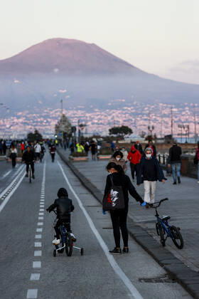 Naples 27-04-2020 Coronavirus emergency (COVID-19) first day of walking and jogging for the Neapolitans as ordered by the President of the Campania Region Vincenzo De Luca, in the photo the Lungomare invaded by people (Newfotosud Alessandro Garofalo) (Napolipress Alessandro Garofalo Fotogramma, Naples - 2020-04-27) p.s. la foto e utilizzabile nel rispetto del contesto in cui e stata scattata, e senza intento diffamatorio del decoro delle persone rappresentate  Copyright: xNapolipress AlessandroxGarofalox xFOTOGRAMMAx