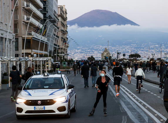 Naples 27-04-2020 Coronavirus emergency (COVID-19) first day of walking and jogging for the Neapolitans as ordered by the President of the Campania Region Vincenzo De Luca, in the photo the Lungomare invaded by people (Newfotosud Alessandro Garofalo) (Napolipress Alessandro Garofalo Fotogramma, Naples - 2020-04-27) p.s. la foto e utilizzabile nel rispetto del contesto in cui e stata scattata, e senza intento diffamatorio del decoro delle persone rappresentate  Copyright: xNapolipress AlessandroxGarofalox xFOTOGRAMMAx