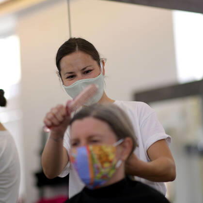 28.04.2020, Vorschau: Weitere Lockerungsmassnahmen in Bayern, wegen der Corona-Virus-Pandemie, ab 4.Mai dürfen Friseurläden wieder ihre Arbeit aufnehmen und Kunden bedienen. Wenn auch mit Maskenpflicht. Hier Friseurin Sabrina König aus Bad Wörishofen mit einer Kundin. (Gestellte Szene, Modelreleased) 28.04.2020, Friseure und Corona-Virus 28.04.2020, Friseure und Corona-Virus