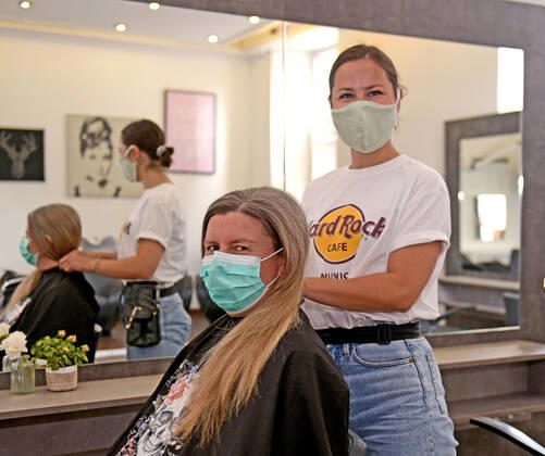 28.04.2020, Vorschau: Weitere Lockerungsmassnahmen in Bayern, wegen der Corona-Virus-Pandemie, ab 4.Mai dürfen Friseurläden wieder ihre Arbeit aufnehmen und Kunden bedienen. Wenn auch mit Maskenpflicht. Hier Friseurin Sabrina König aus Bad Wörishofen mit einer Kundin. (Gestellte Szene, Modelreleased) 28.04.2020, Friseure und Corona-Virus 28.04.2020, Friseure und Corona-Virus